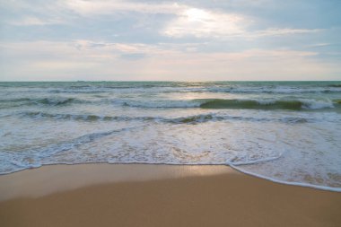 Sahilde kum dalgası.