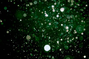 Siyah arkaplan ile soyut bulanık yeşil bokeh