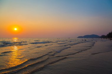 Gün batımından önce gökyüzü ve sahil