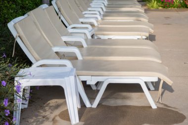 Turistler için havuz kenarında dinlenmek için güneşlik..