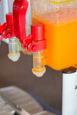 Kutuda portakal suyu ve su ve parti için masada bardaklar.