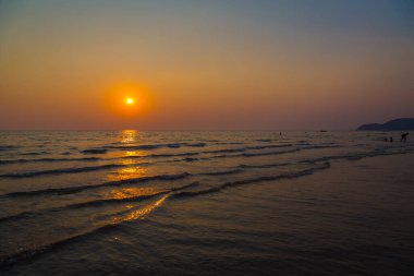 Gün batımından önce gökyüzü ve sahil