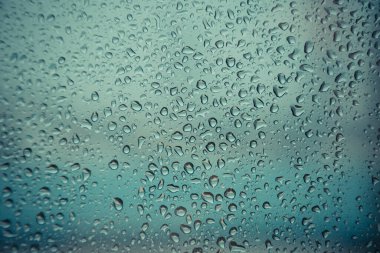 Pencere camındaki su damlası, siyah zemin.