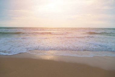 Sahilde kum dalgası.