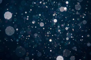 Noel arkaplanı için soyut mavi ışık bulanık bokeh halkaları