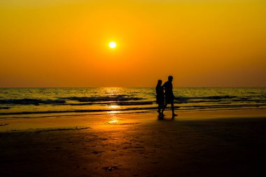 Gün batımından önce sevgilileri ve kumsalı sustur