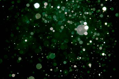 Siyah arkaplan ile soyut bulanık yeşil bokeh