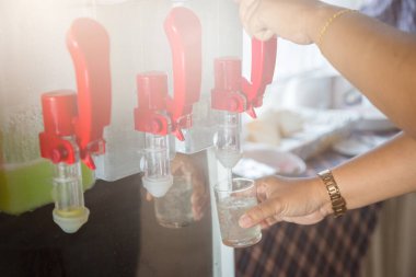 Soğuk su tankı musluğunu açar.