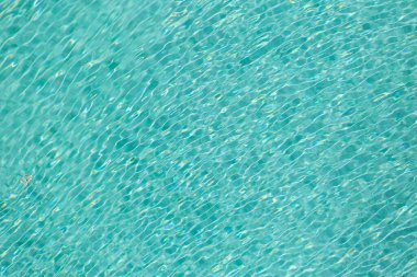 Mavi havuz arka planında ışık dalgası yansıması