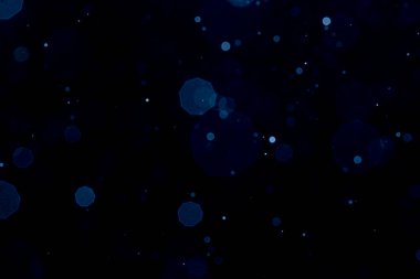 Siyah arkaplan ile soyut bulanık mavi parlayan bokeh