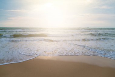 Sahilde kum dalgası.