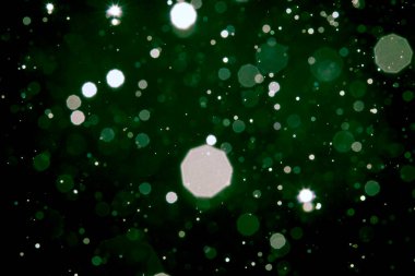 Siyah arkaplan ile soyut bulanık yeşil bokeh