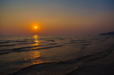 Gün batımından önce gökyüzü ve sahil