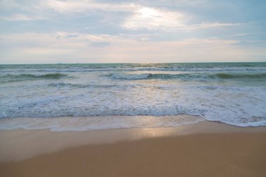 Sahilde kum dalgası.