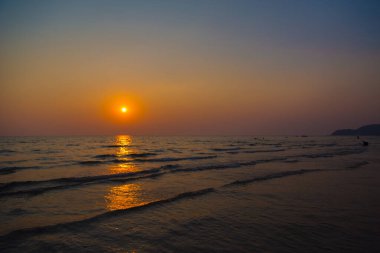Gün batımından önce gökyüzü ve sahil