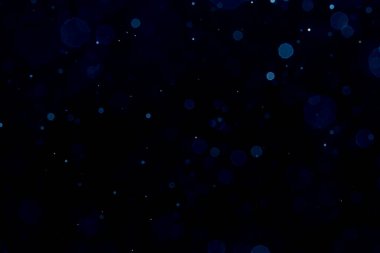 Siyah arkaplan ile soyut bulanık mavi parlayan bokeh