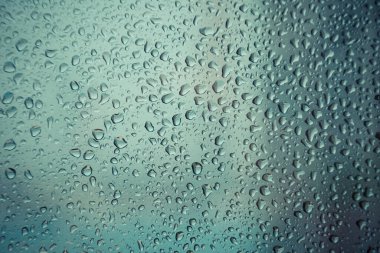 Pencere camındaki su damlası, siyah zemin.