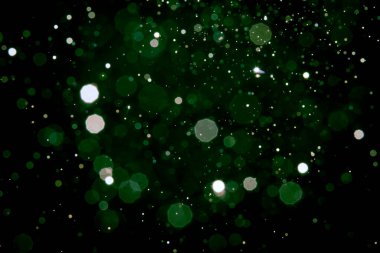 Siyah arkaplan ile soyut bulanık yeşil bokeh