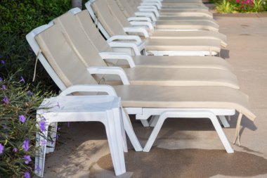 Turistler için havuz kenarında dinlenmek için güneşlik..