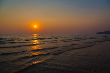 Gün batımından önce gökyüzü ve sahil