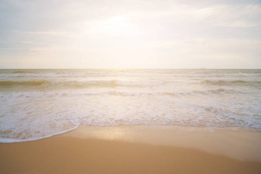 Sahilde kum dalgası.