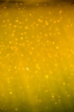 Su arka planında soyut altın ve beyaz bokeh ve kabarcıklar