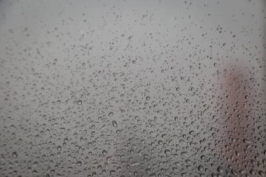 Pencere camındaki su damlası, siyah zemin.