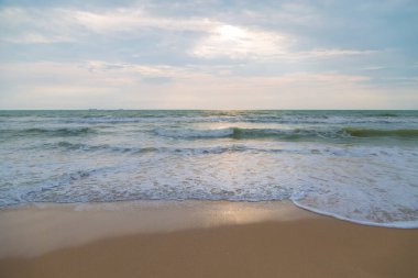 Sahilde kum dalgası.