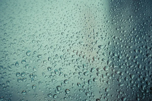 Pencere camındaki su damlası, siyah zemin.