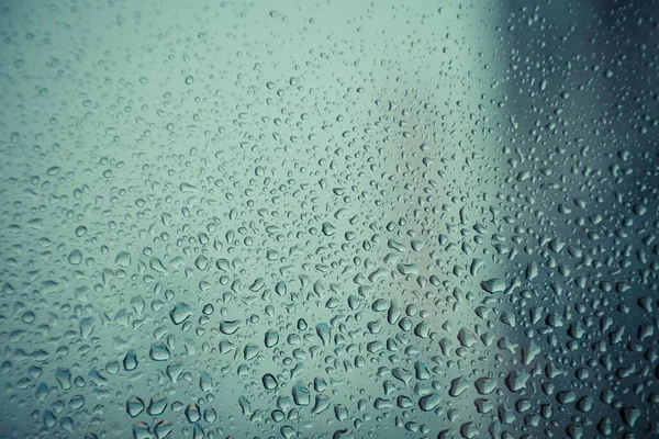 Pencere camındaki su damlası, siyah zemin.