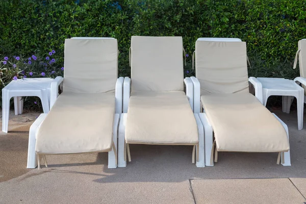 Turistler için havuz kenarında dinlenmek için güneşlik..