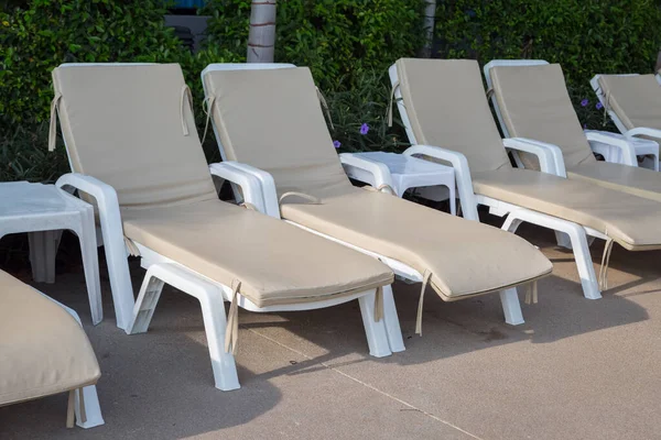 Turistler için havuz kenarında dinlenmek için güneşlik..