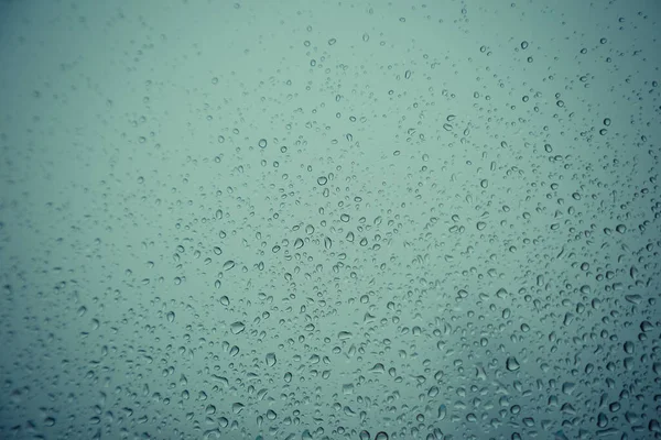 Wassertropfen Auf Dem Schwarzen Fensterglasboden — Stockfoto