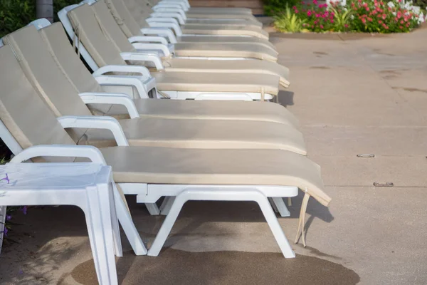 Turistler için havuz kenarında dinlenmek için güneşlik..