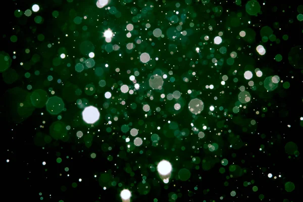 Siyah arkaplan ile soyut bulanık yeşil bokeh