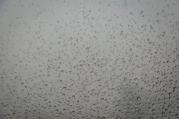 Wassertropfen Auf Dem Schwarzen Fensterglasboden — Stockfoto