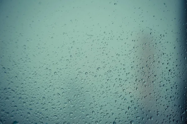 Pencere camındaki su damlası, siyah zemin.