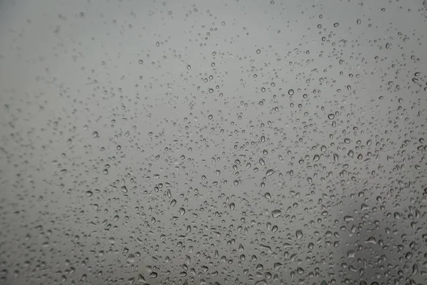 Pencere camındaki su damlası, siyah zemin.