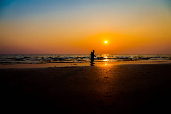 Gli Amanti Del Silenzio Spiaggia Prima Del Tramonto Sfondo — Foto Stock