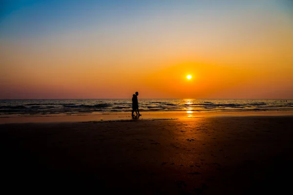 Gli Amanti Del Silenzio Spiaggia Prima Del Tramonto Sfondo — Foto Stock