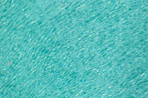 Mavi havuz arka planında ışık dalgası yansıması