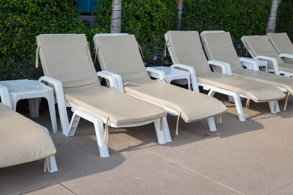 Turistler için havuz kenarında dinlenmek için güneşlik..