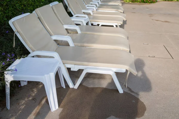 Turistler için havuz kenarında dinlenmek için güneşlik..