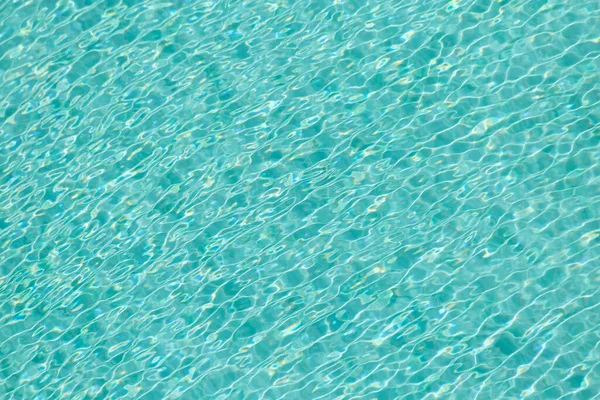 Mavi havuz arka planında ışık dalgası yansıması