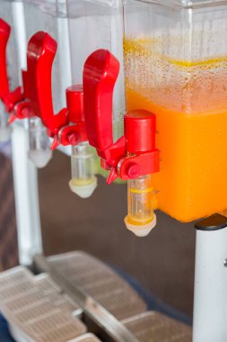 Kutuda portakal suyu ve su ve parti için masada bardaklar.