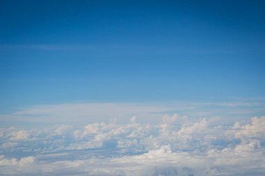 Gökyüzü ve bulutlar hava planı arkaplanından görünüyor