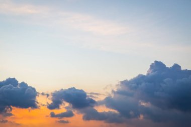 Gün batımından önce güzel bulut ve gökyüzü