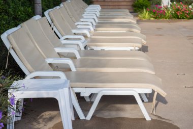 Turistler için havuz kenarında dinlenmek için güneşlik..