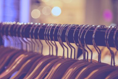 Bokeh arkaplanlı giysi rafını kapat