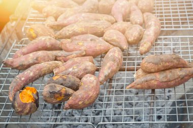 Turist için ızgara patates hazır.